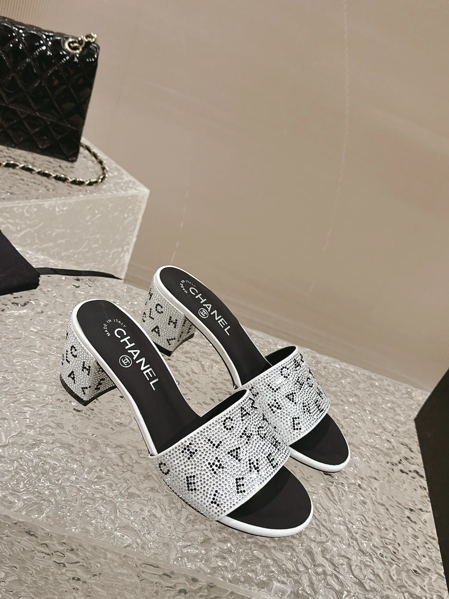 👟👟Ex-factory price 460👟👟 Xiaoxiang Chanel rhinestone slippers with large black rhinestone letters, these really blingbling slippers are full of rhinestones. They are both classic and artistic, and can be styled as you like when going out on the street every day. The characteristic is that the hot diamonds are particularly shiny. They are made with heavy craftsmanship and are not easy to fall off. They have a sexy and versatile temperament for ladies. Color: black, white. Heel height 5 cm. 35-41